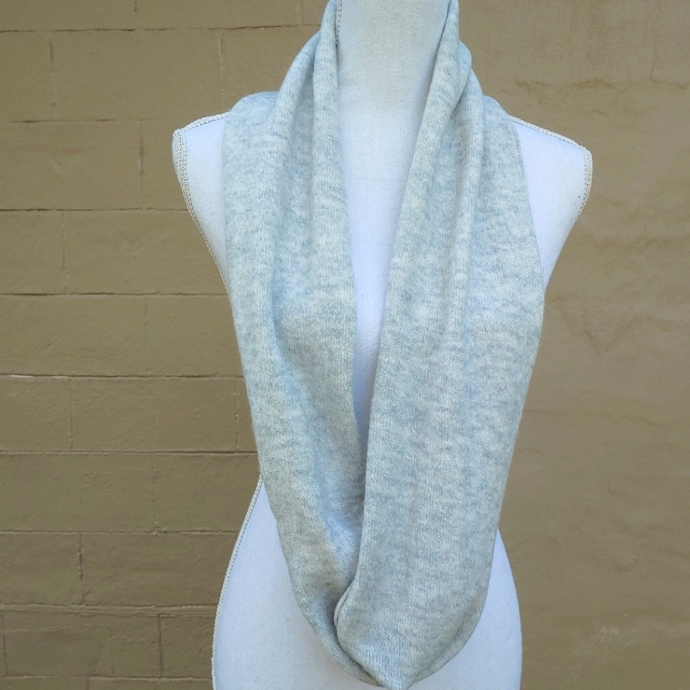 🦋3/$20🦋 JCP | NWOT | Lightweight Light Grey Infinity Scarf